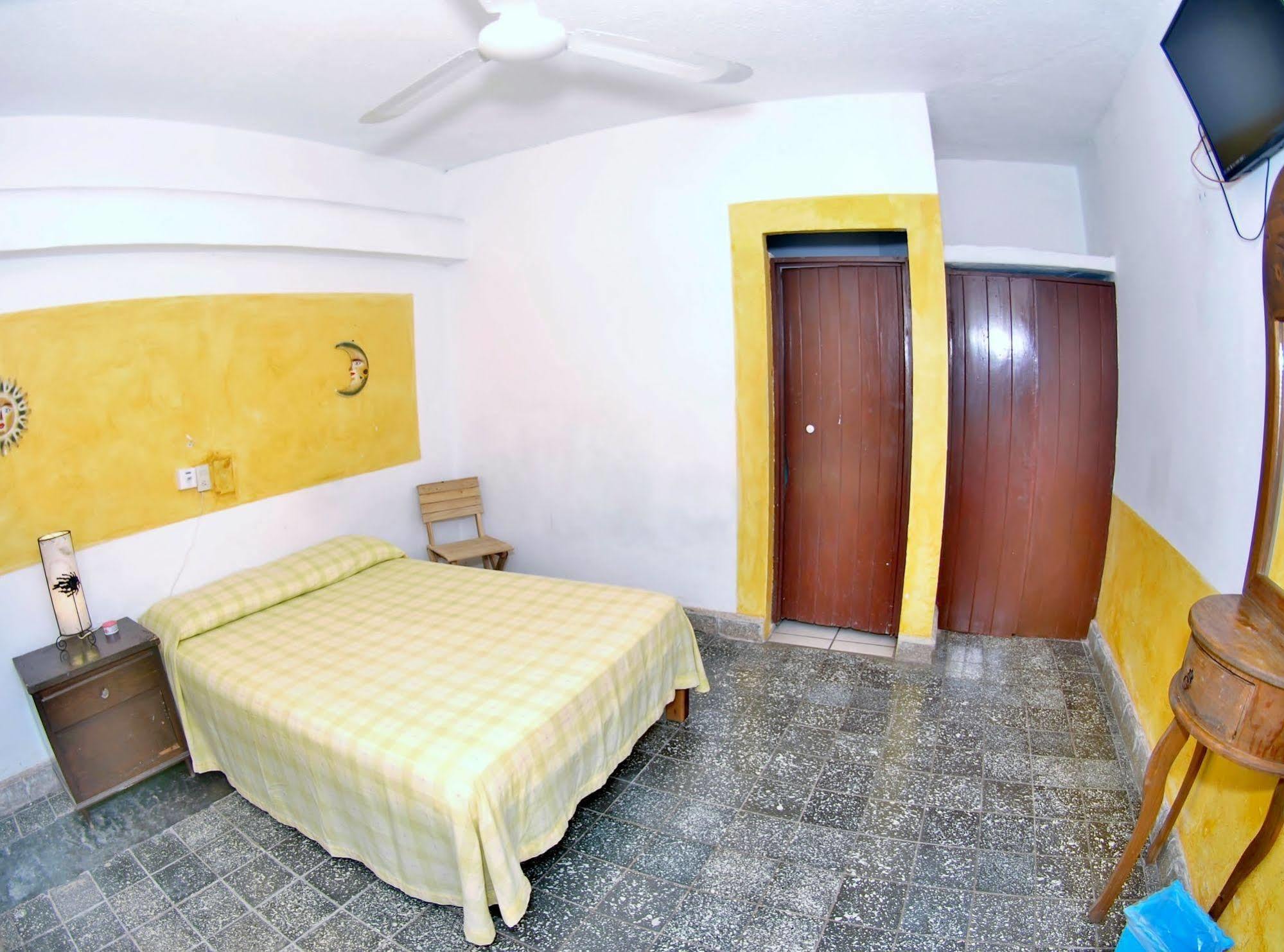 Hotel San Lorenzo Барра-де-Навидад Экстерьер фото