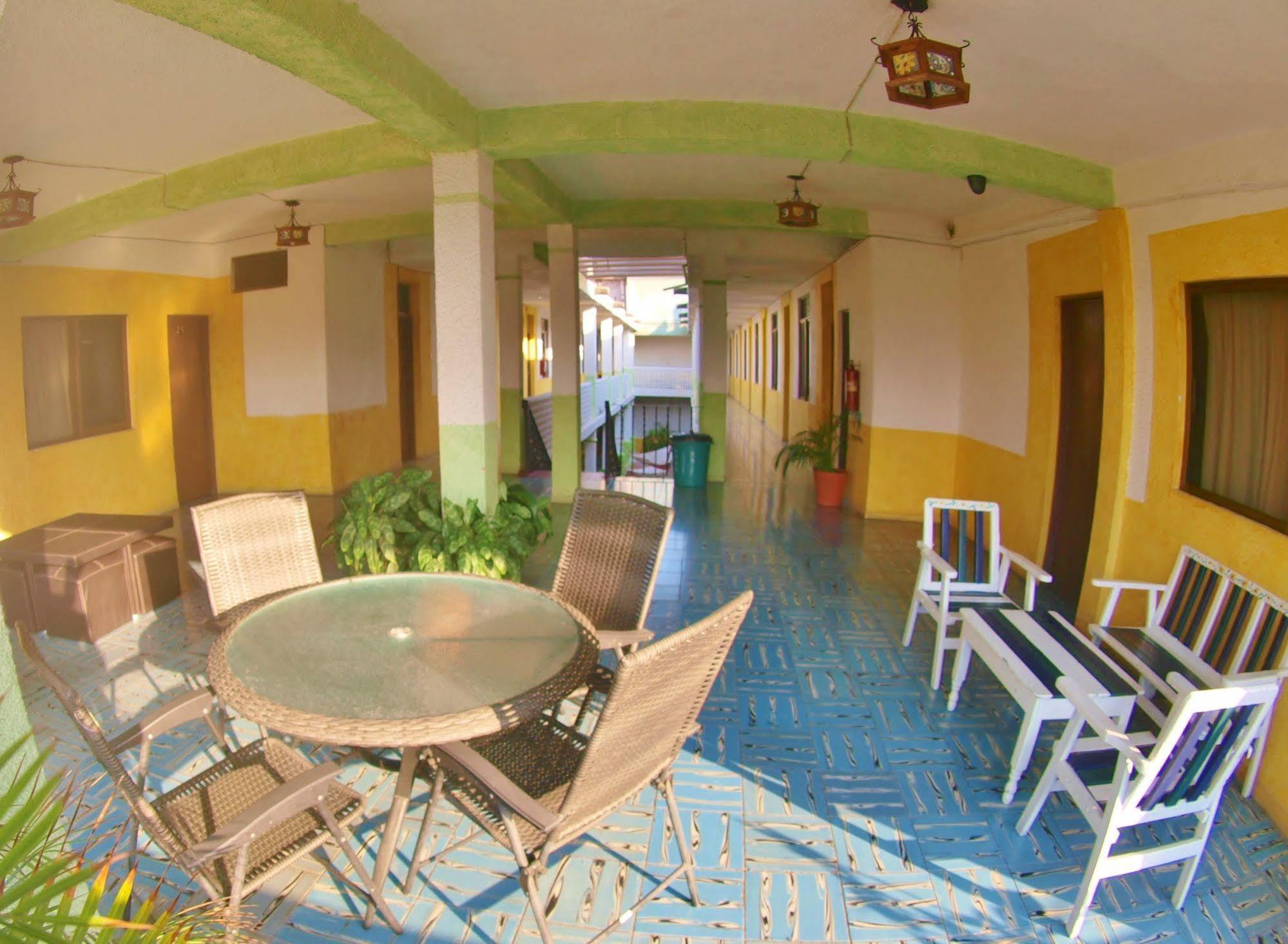 Hotel San Lorenzo Барра-де-Навидад Экстерьер фото